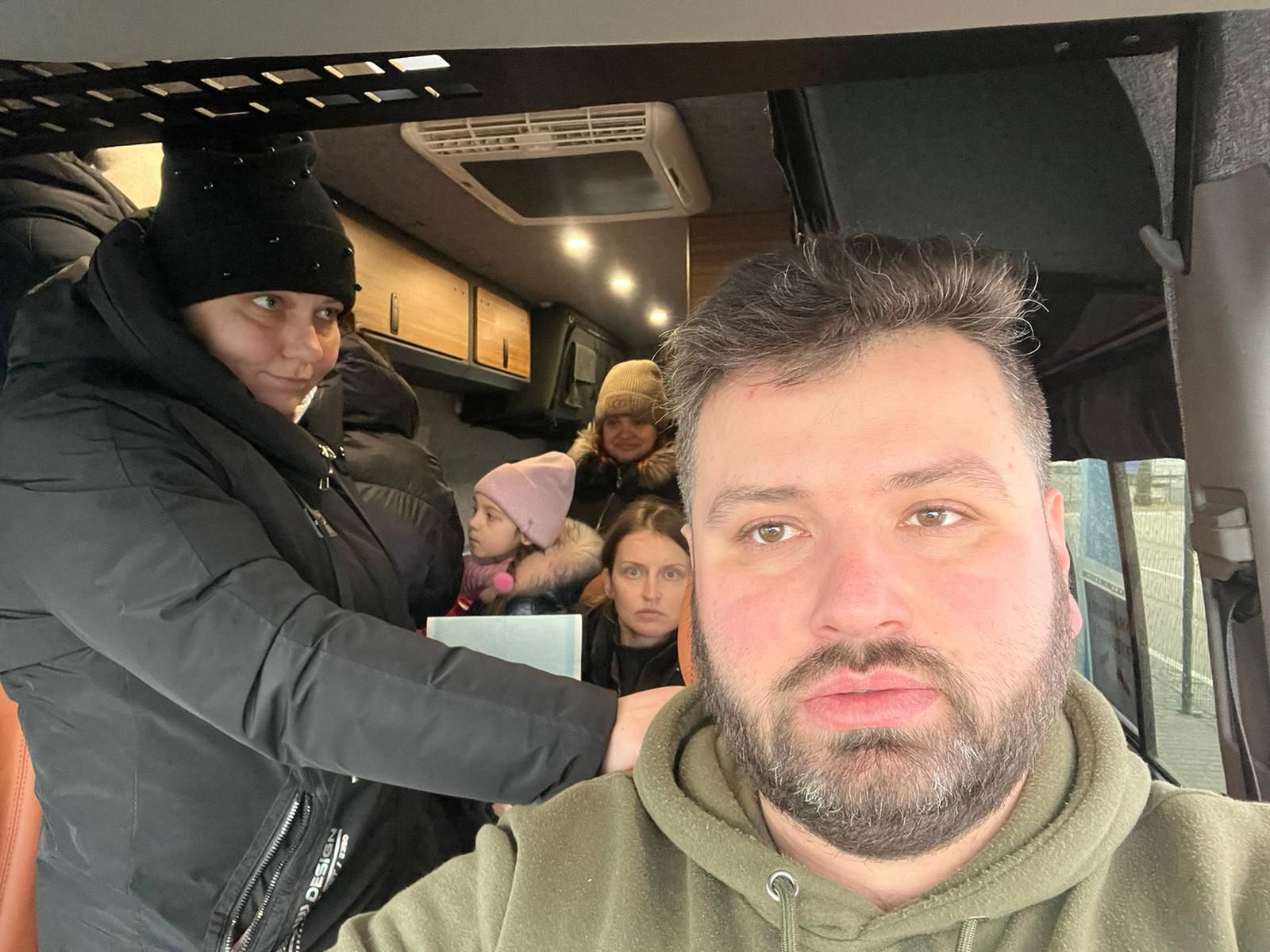 Krzysztof podczas transportu uchodźców na granicę