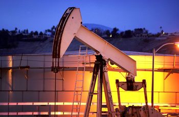 Bloomberg: rezerwy ropy na świecie topnieją w niespotykanym tempie