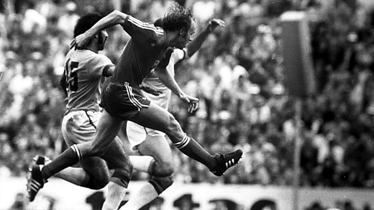 Grzegorz Lato strzela gola w meczu o III miejsce MŚ 1974