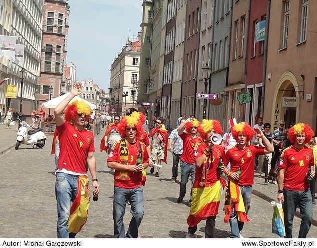 Kibice z Hiszpanii zmierzają na ulicę Długą (fot. Michał Gałęzewski)