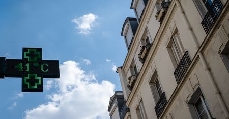 Francuski sposób na upały. Malują tym okna