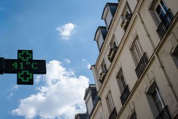 Francuski sposób na upały. Malują tym okna