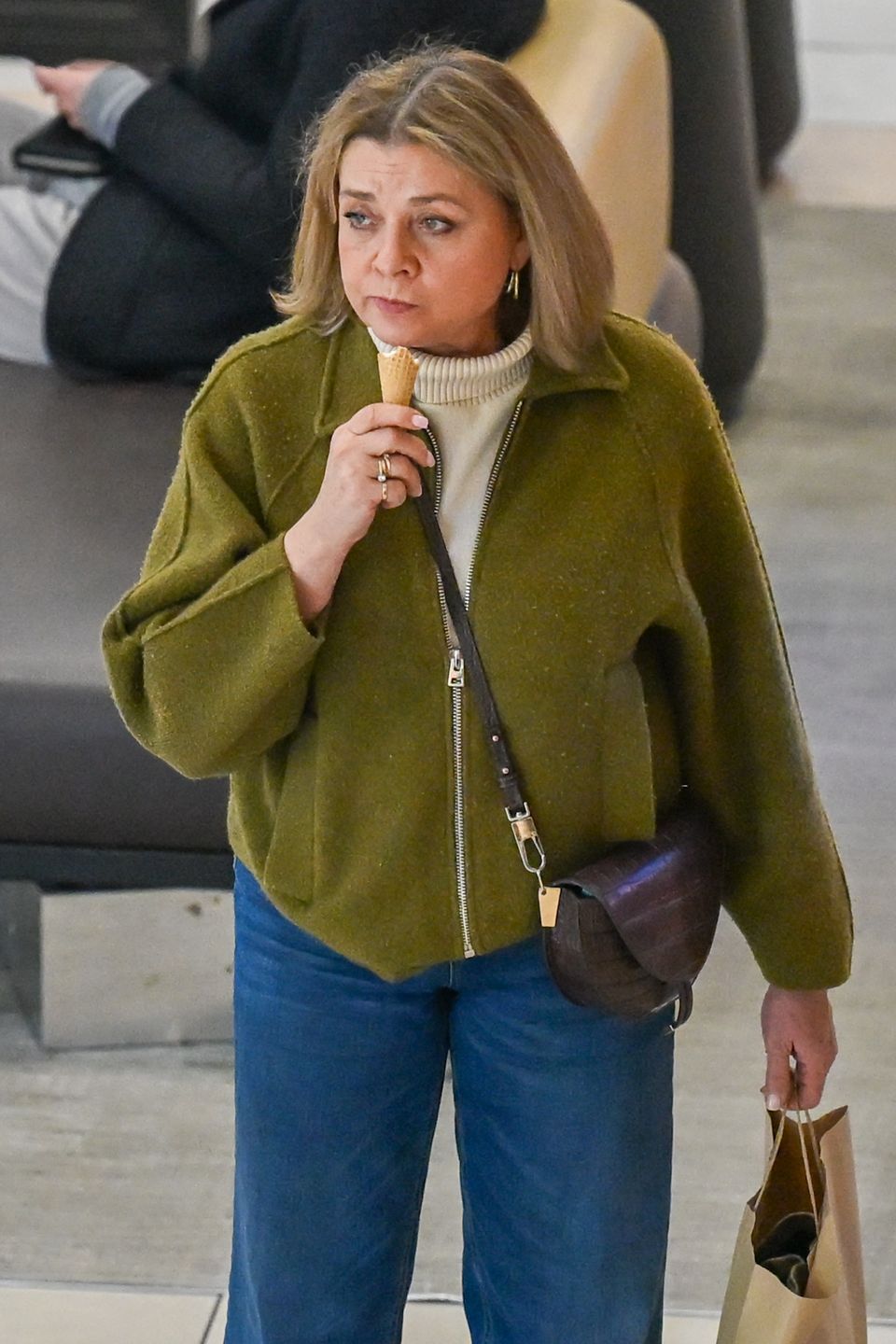 Małgorzata Ostrowska-Królikowska buszuje po galerii handlowej