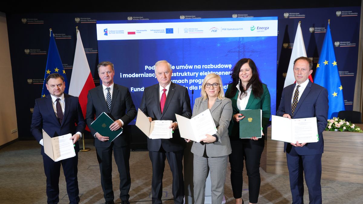 Na zdjęciu m.in. minister Paulina Hennig-Kloska, szef PGE Dariusz Marzec i wiceszef Energa-Operator Marek Kasicki
