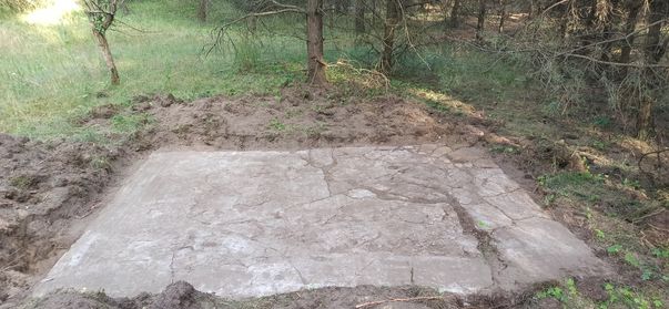  Widok od strony wejścia do schronu. Odsłonięta ława fundamentowa, widoczne pęknięcia i uszkodzenia w wyniku eksplozji.
