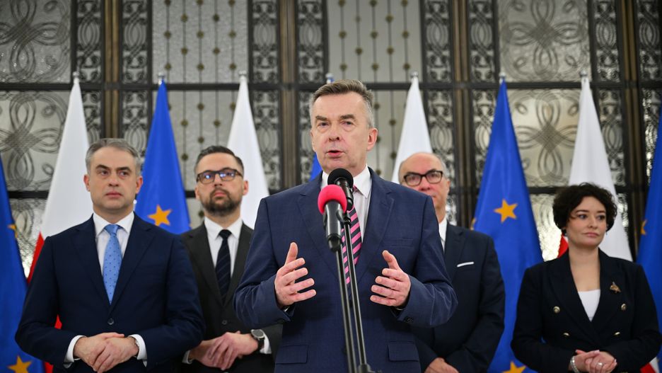 Dariusz Wieczorek, W�odzimierz Czarzasty, Krzysztof Gawkowski, Marcin Kulasek, Anna Maria �ukowska
Warszawa, 19.12.2024. Minister nauki i szkolnictwa wy�szego Dariusz Wieczorek (C), wicemarsza�ek Sejmu W�odzimierz Czarzasty, (2P), wicepremier, minister cyfryzacji Krzysztof Gawkowski (L), wiceminister aktyw�w pa�stwowych Marcin Kulasek (2L) oraz pos�anka Lewicy Anna Maria �ukowska (P) podczas konferencji prasowej na korytarzu Sejmu w Warszawie, 19 bm. Dariusz Wieczorek z�o�y� rezygnacj� z funkcji ministra nauki i szkolnictwa wy�szego. (ad) PAP/Przemys�aw Pi�tkowski
Przemys�aw Pi�tkowski
X kadencja, 10, 10., Dziesi�ta, kadencji, konferencja prasowa, PiS, polityk polityka, Polityka, posiedzenie, Posiedzenie Sejmu, pos�owie, sejm, Sejm RP, sejmu