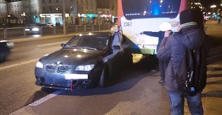 „Obróciło go i tyłem uderzył w autobus”. 25-latek z BMW ukarany wysokim mandatem