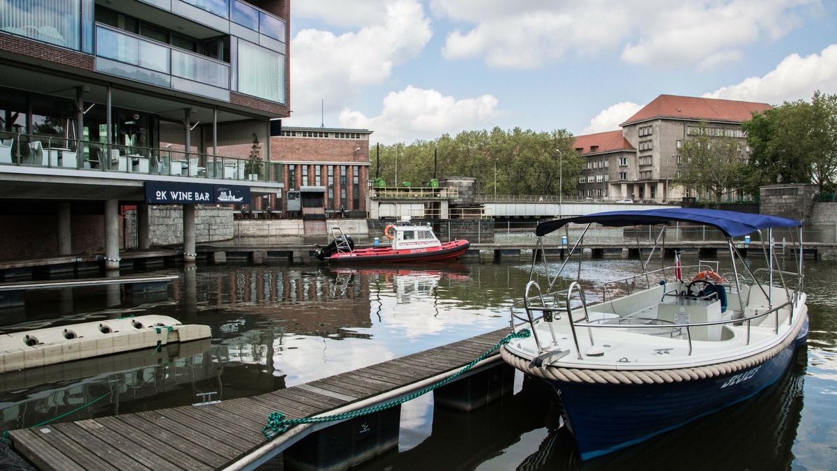 Przystań Marina Topacz, położona na rzece Odrze.