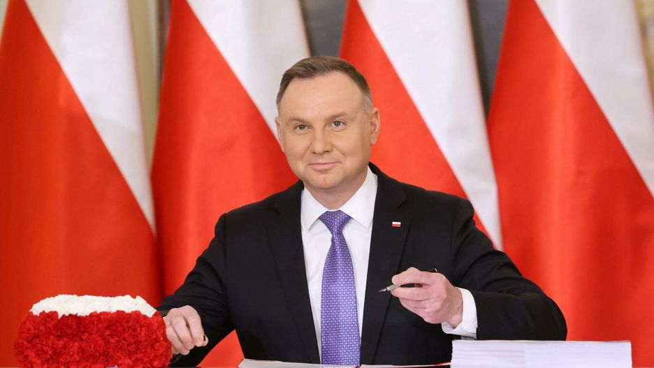 Prezydent podpisa? ustaw? o obronie ojczyznyFot. Piotr Molecki/East News, Warszawa, 18.03.2022. Palac Prezydencki. Prezydent Andrzej Duda podpisal ustawe o obronie ojczyzny. Celem ustawy jest zwiekszenie budzetu na obronnosc, zwiekszenie liczebnosci Wojska Polskiego, odtworzenie systemu rezerw oraz zwiekszenie mozliwosci szkolenia zolnierzy.
N/z: Andrzej DudaPiotr Molecki