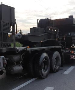 Wypadek w Dzierzążni. Uderzył w lawetę z czołgiem