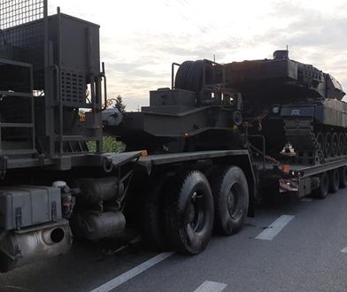 Wypadek w Dzierzążni. Uderzył w lawetę z czołgiem