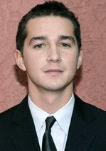 Shia LaBeouf w ramionach tajemniczej piękności