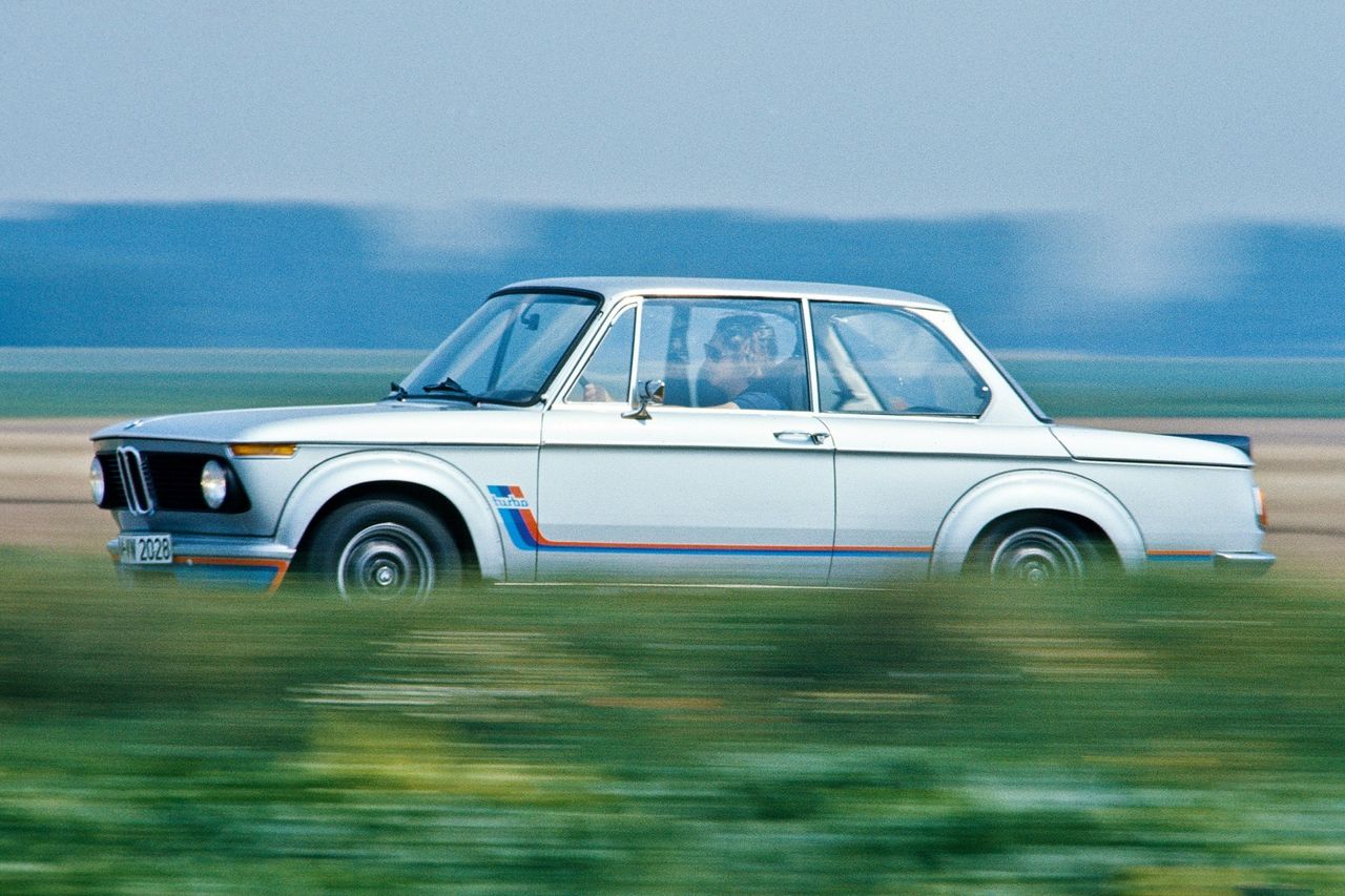 BMW 2002 Turbo powstało dzięki inspiracji wyścigowym modelem 2002 z turbo. To zasadnicza różnica, ponieważ wyścigowe, doładowane BMW debiutowało 6 lat przed samochodem drogowym o słynnej nazwie 2002 Turbo.