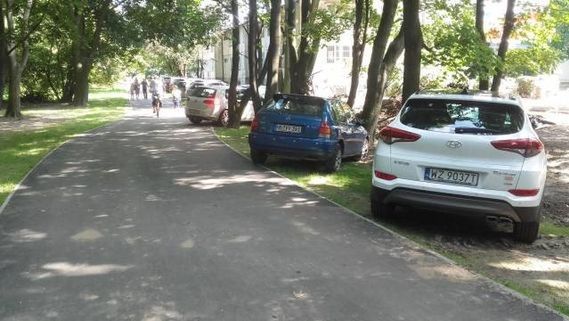 Samochody tarasują Pole Mokotowskie. Co weekend powstaje nielegalny parking
