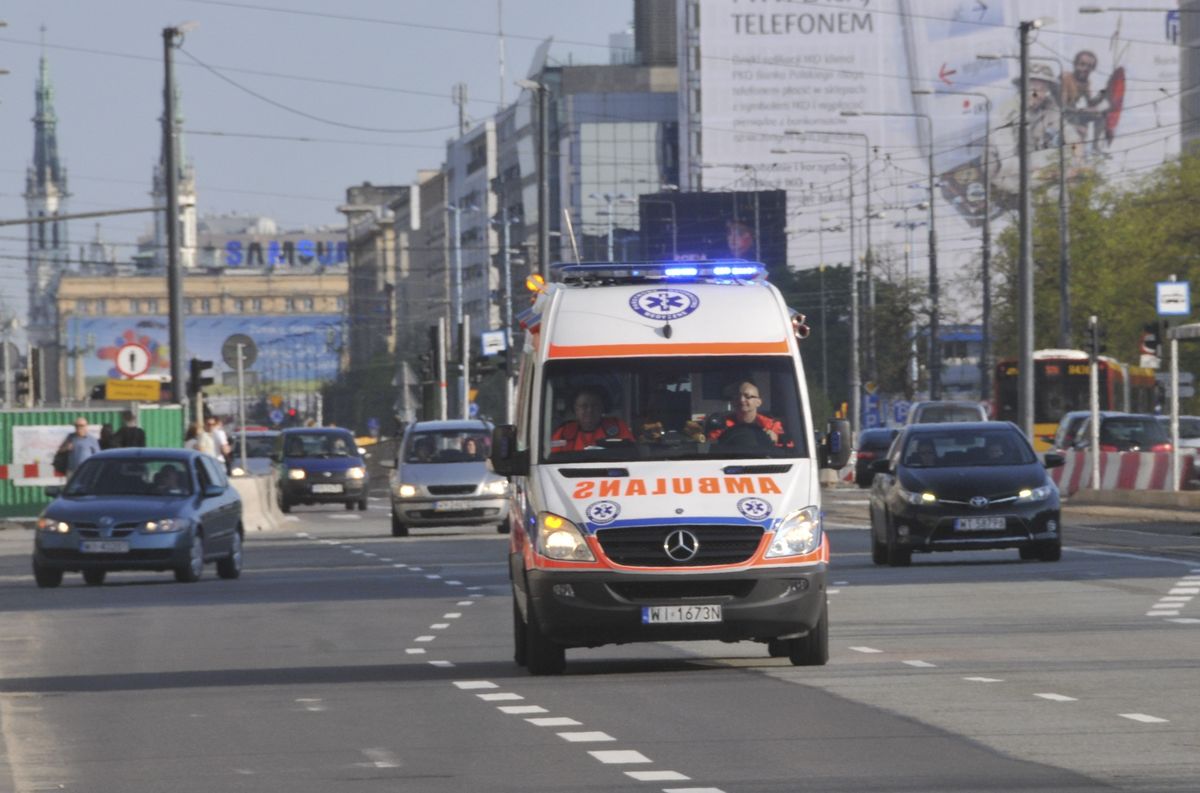 Warszawa. Wypadek na Jana Pawła II. Karetka pogotowia zabrała pasażerkę jednego z dwóch samochodów osobowych