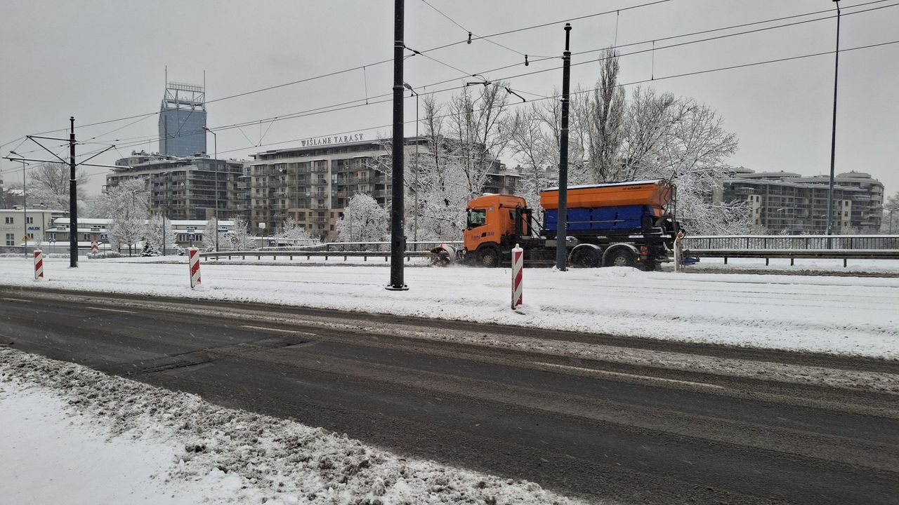 Kraków: Ślisko i niebezpiecznie na drogach. Służby walczą z zimą