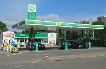 Zarobki kasjerów na stacjach BP. Tyle dostają "na rękę"