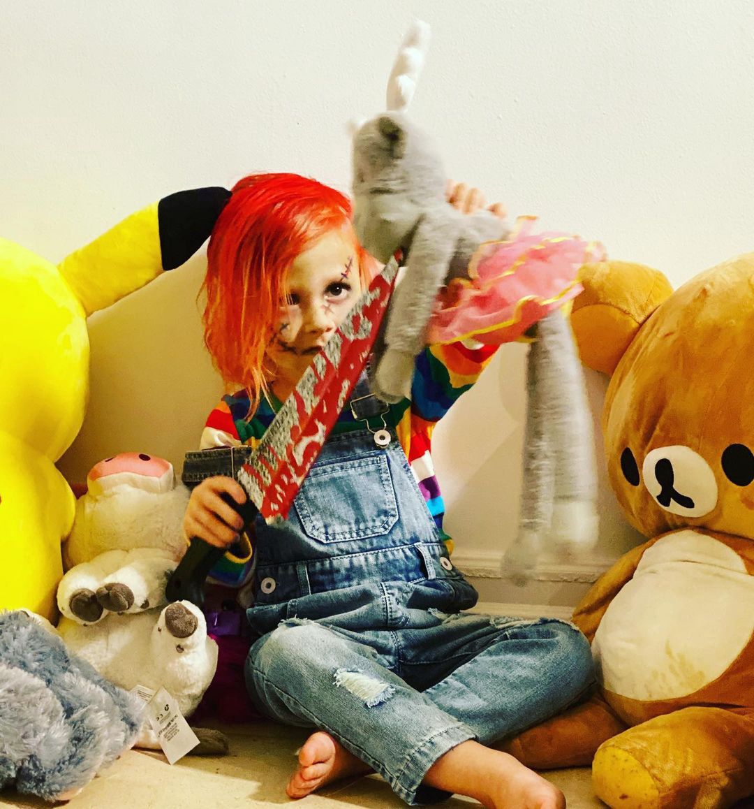 Chcąc "wesprzeć" grającą w horrorze koleżankę, Tori Spelling obfotografowała synka odtwarzającego postać laleczki Chucky