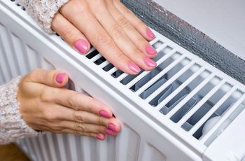 Odsuń od grzejnika. Rachunki szybko spadną
