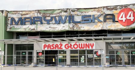 Spalona hala przy ul. Marywilskiej 44. Rozpoczęła się rozbiórka