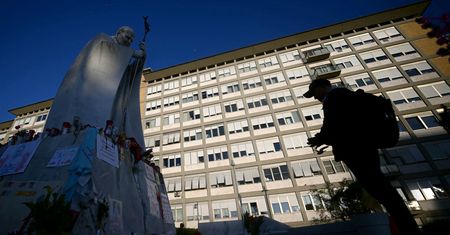 Papież Franciszek się pokaże? Trwają prace w oknie