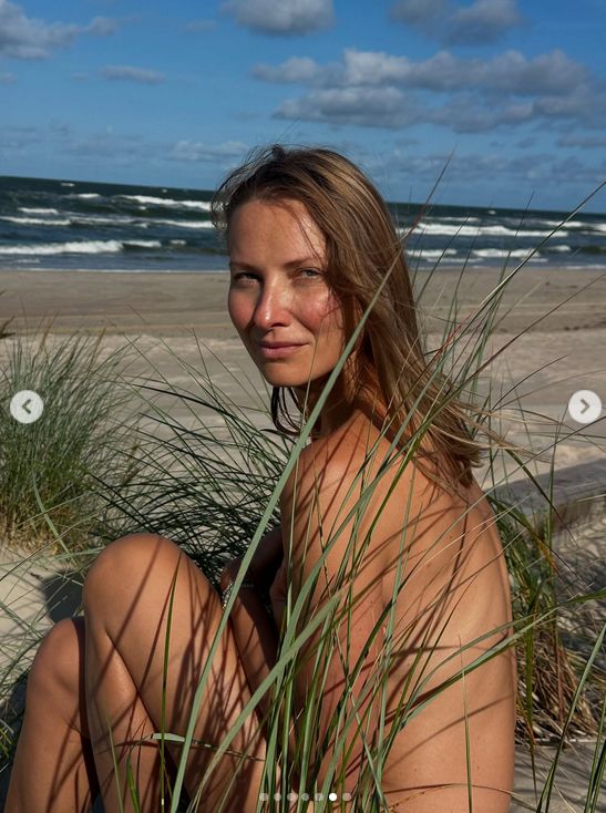 Joanna Moro nago na plaży