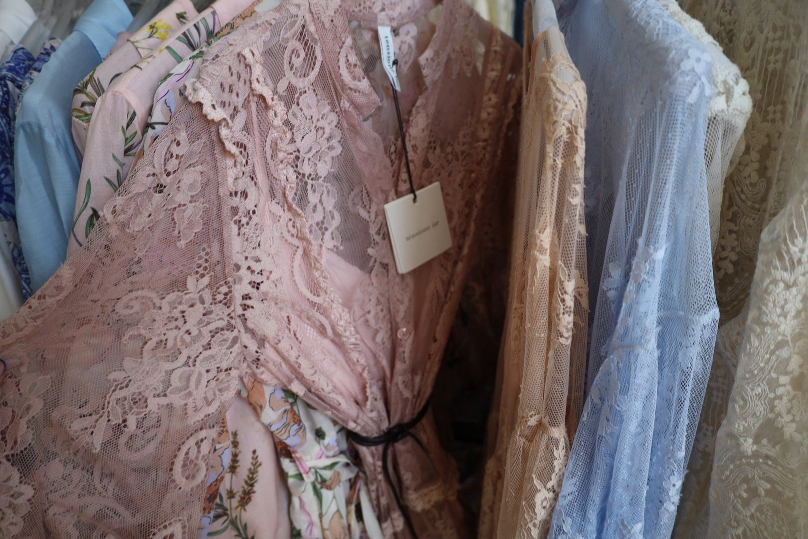 Koronki hitem letniego sezonu. Jak je stylizować?