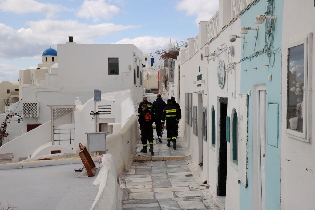 Quake swarms on Santorini trigger tsunami preparations