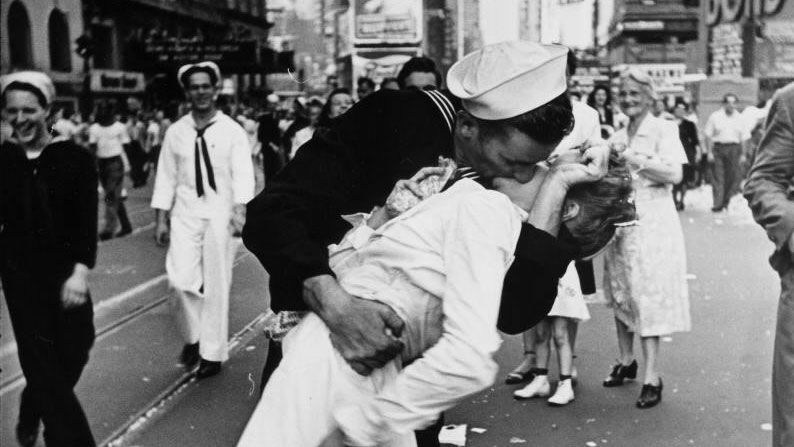 Poznaj historię stojącą za słynnym zdjęciem całującej się pary na Times Square 1