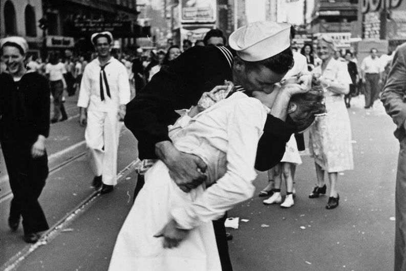 Poznaj historię stojącą za słynnym zdjęciem całującej się pary na Times Square