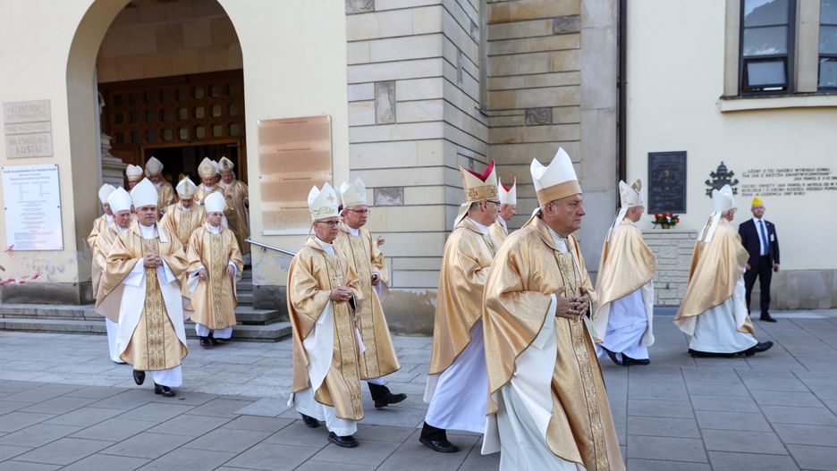 Biskupi z Konferencji Episkopatu Polski w trakcie uroczystości