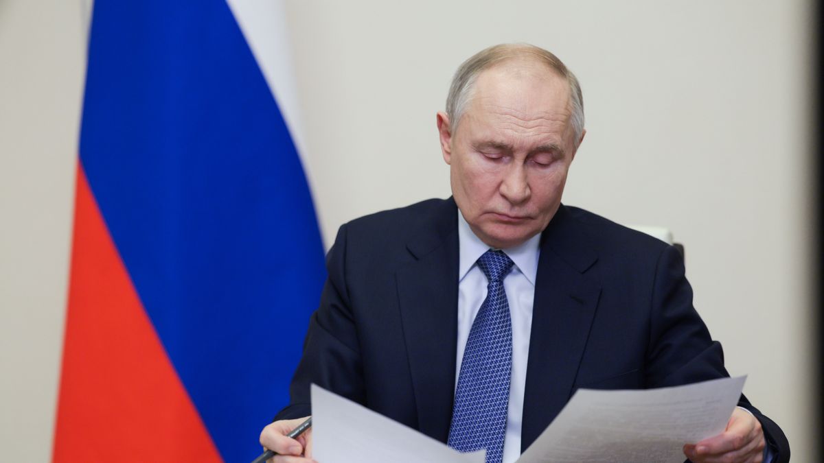 Russian President Vladimir Putin looks over documents during a meeting via video conference with Governor of Sevastopol Mikhail Razvozhayev (not pictured) at the Novo-Ogaryovo state residence outside Moscow, Russia, 14 February 2025. EPA/GAVRIIL GRIGOROV/SPUTNIK/KREMLIN POOL MANDATORY CREDIT Dostawca: PAP/EPA.