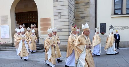 Demontaż Kościoła rękoma biskupów [OPINIA]