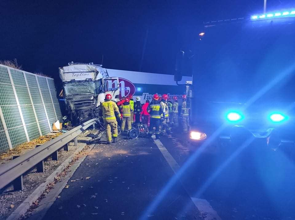 Wypadek na S8. Tir zderzył się z autobusem. Wielu rannych 