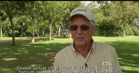 Łowca węży z Teksasu trenuje psy, żeby bezpiecznie obchodziły się z gadami