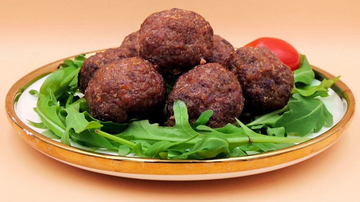 Gotowe mięsne kulki wyłóż na talerz