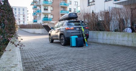 Wielu kierowców bagatelizuje problem. Popularny nawyk niebezpieczny zwłaszcza zimą