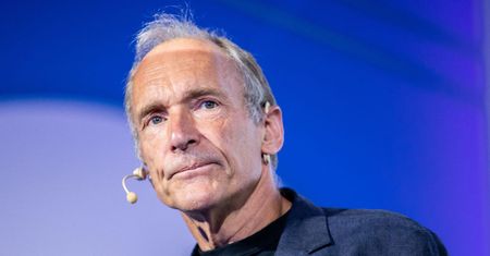 Tim Berners-Lee stworzył internet, jaki znamy. Teraz chce go odmienić