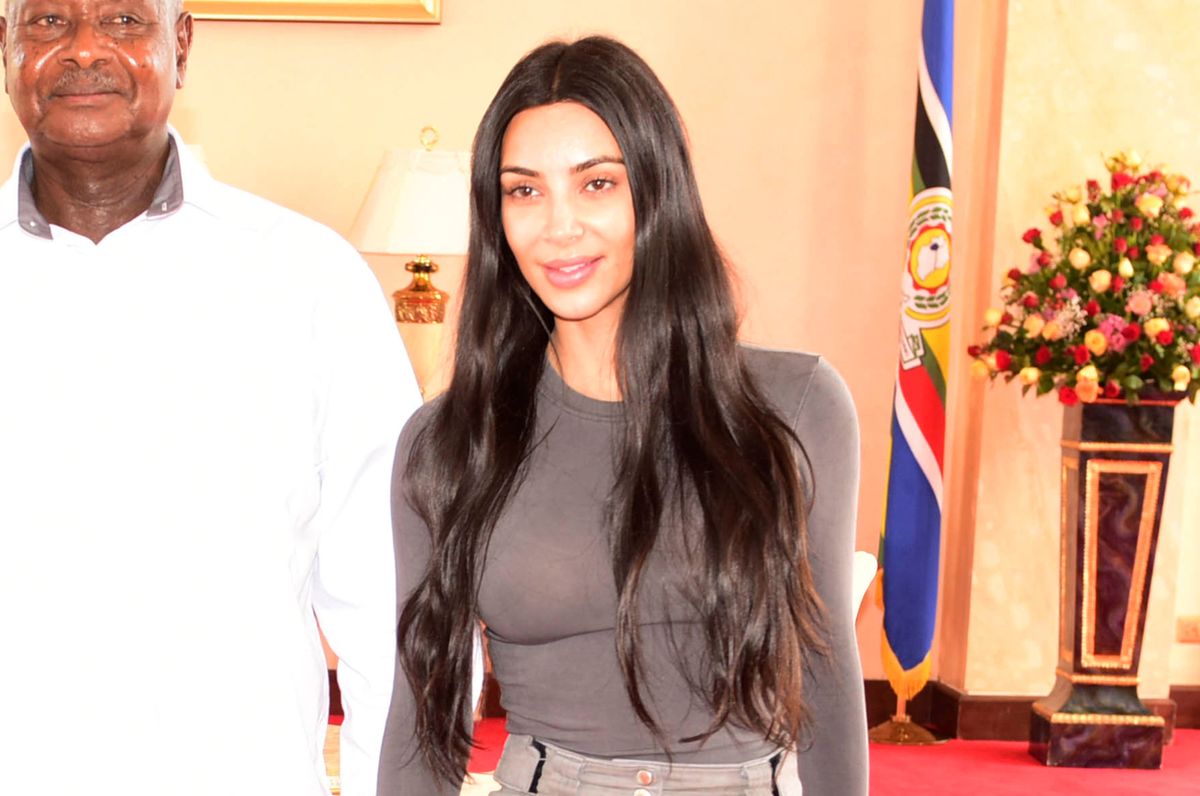 "Naturalna" Kim Kardashian odwiedziła prezydenta Ugandy. Wyglądała na chorą