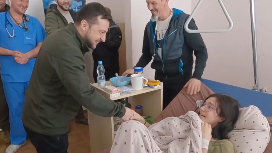 Wołodymyr Zełenski odwiedził w szpitalu bohaterską nastolatkę 