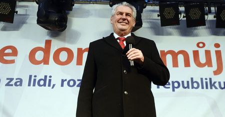 Zeman zdobył Hradczany! Pokonał Karela Schwarzenberga