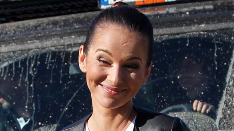 Paulina Sykut-Jeżyna pozuje na łódce