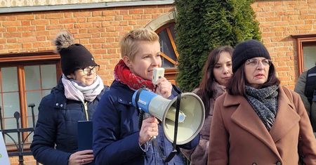 "Jesteśmy oburzeni". W Gdańsku mają dość. Wierni poszli przed kurię
