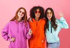 Jak wyglądać kobieco i modnie w bluzie? Podpowiadamy, jakie modele wybrać oraz jak je stylizować!