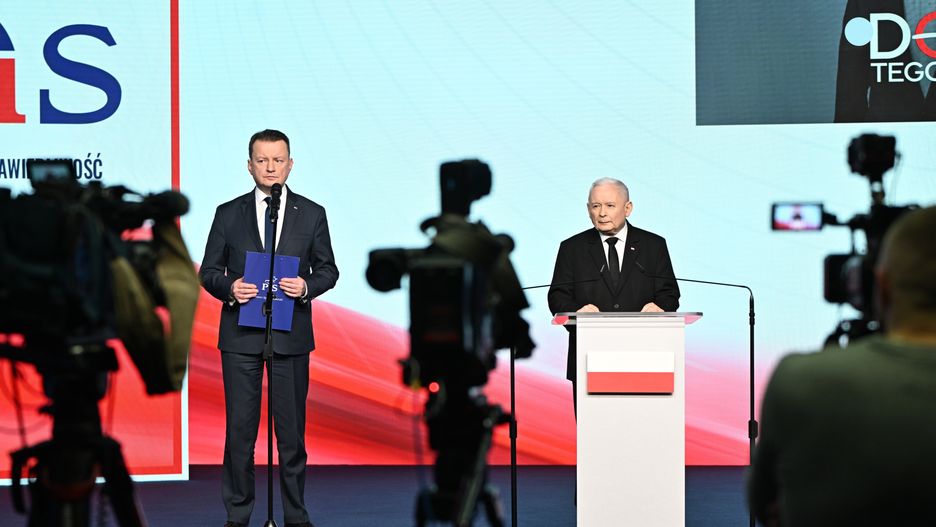 Warszawa, 10.02.2025. Prezes Prawa i Sprawiedliwości Jarosław Kaczyński (P) i przewodniczący KP PiS Mariusz Błaszczak (L) na konferencji prasowej w siedzibie partii w Warszawie, 10 bm. (aldg) PAP/Radek Pietruszka