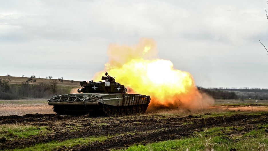 Czo?gi T-72 na wyposa?eniu ukrai?skiej armii
UKRAINE - APRIL 5, 2023 - A T-72 tank is pictured during the training of Ukrainian tank crews for offensive operations, Ukraine.
Dmytro Smolienko