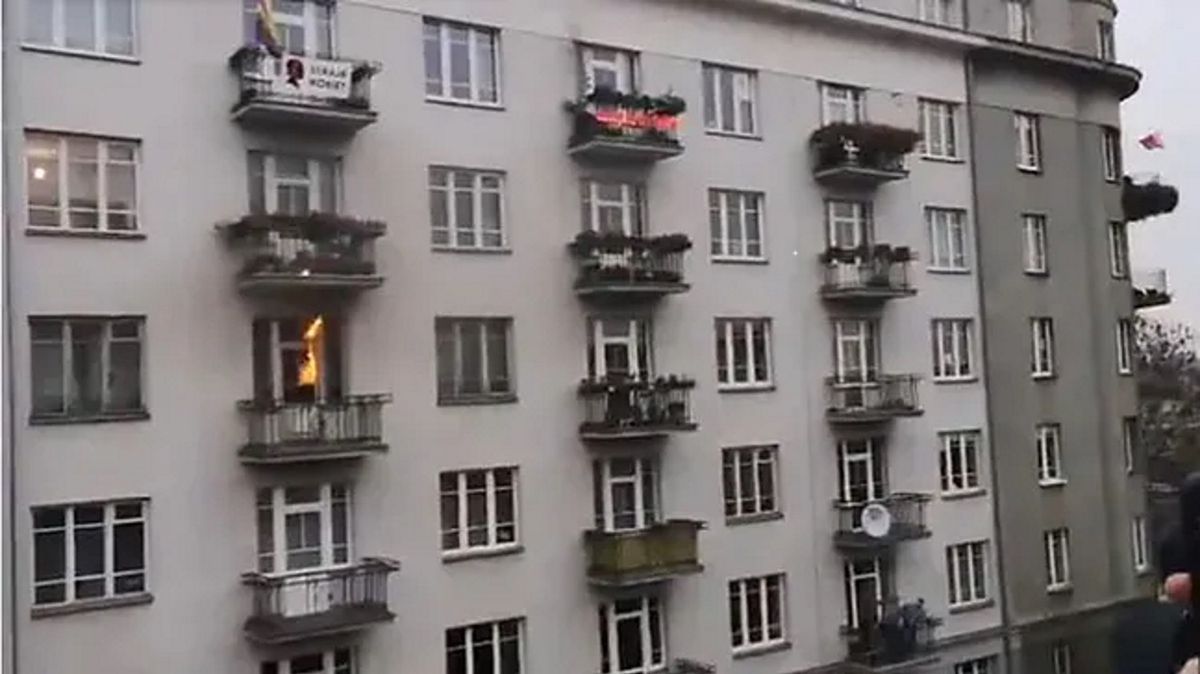 Warszawa. Mężczyzna rzucił racą w mieszkanie