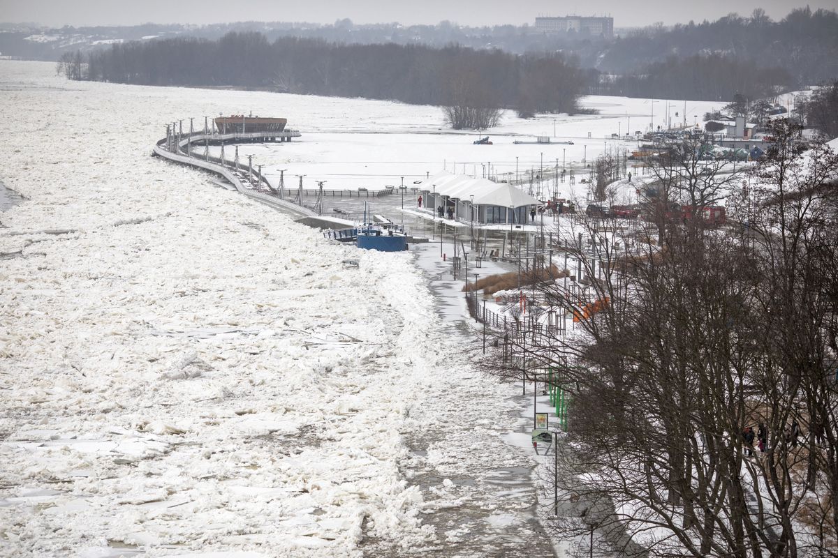 Płock. Wysoki stan wody w Wiśle w Płocku. Od poniedziałku na terenie Płocka obowiązuje alarm przeciwpowodziowy 