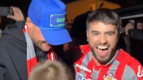 W środku nocy  wysiadł z czarnego auta. Kibice już na niego czekali