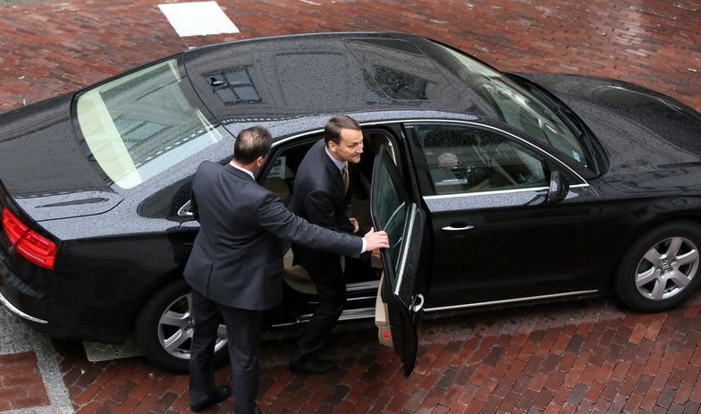 Radosław Sikorski wsiada do limuzyny i żegna się z laską marszałkowską. </br>Warszawa, 23 czerwca